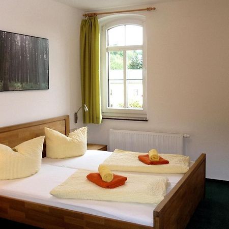 Pension Und Ferienwohnung Am Teich Schleiz Esterno foto