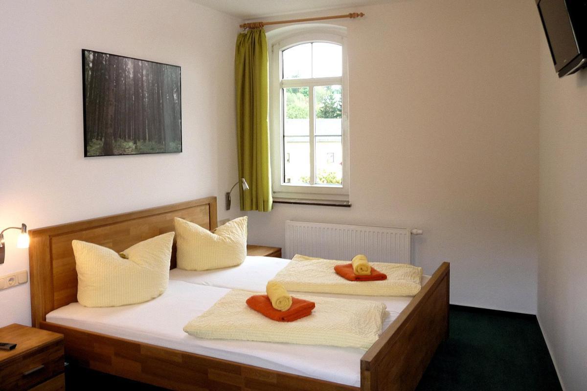 Pension Und Ferienwohnung Am Teich Schleiz Esterno foto